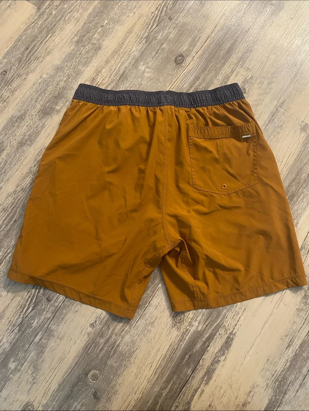 Vuori Kore Shorts Mens Orange Turmeric 7 Inseam Lined Elastic Waist Athletic L